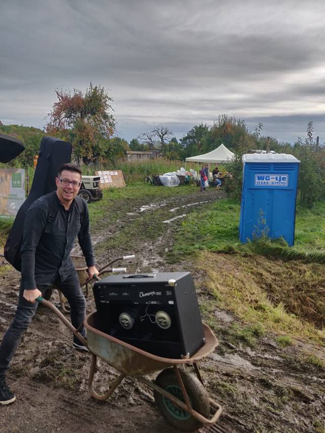 Met een kruiwagen door de modder - 1